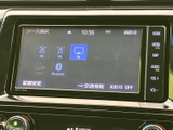 ラジオやBluetooth、テレビなど、画面上で選べるソースが表示されています。音源を切り替えたいときも項目が見やすく、普段使いに取り入れやすい装備です。
