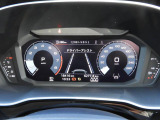 重厚感と安定感があり、同時にダイナミックさも備えるAudiの走り。機能やデザインが革新的なメーター。