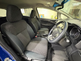 運転席は大きな座面と包み込むような背もたれが身体全体を支えます。上質なシートを採用し長時間の運転やコーナーの多い道も快適です。座ったときの頭上スペースも余裕たっぷりでロングドライブも楽チンです♪