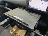 簡易テーブルも装備されており、室内での仕事もスムーズです。