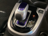 ハイブリッド専用セレクトレバーです。シフトチェンジを電子信号で送信するセレクトレバーを採用していますので、軽快でスマートな操作を楽しめます。