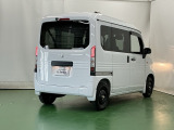 後席の窓には外から車内が見えにくくなるプライバシーガラスを採用。周りを気にせずリラックスして過ごせます