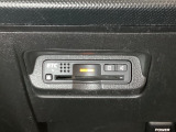 ETCがついています。高速道路の料金所の通過も楽々です!。カードの取り出しもしやすい場所についています。