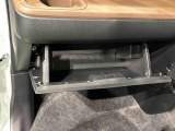 大きな荷物を収納できる、便利な助手席グローブボックス