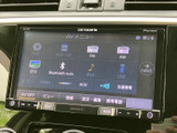 ディスクやラジオ、Bluetooth、USBなど複数の音源が画面に並び、利用したい項目を選びやすい構成です。音楽や交通情報など、日々の移動に合わせて使い分けられます。