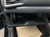 助手席の前にあるグローブボックスです。小物の収納に便利です。