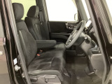 女性でも運転がしやすいように、シートの高さ調整機能(シートリフター)がついています。運転席と助手席の間が空いている為、助手席側への移動がスムーズです。交通量の多い道でも助手席側から乗り降りができます。