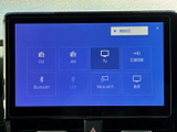 FMやAM、Bluetoothなどのメニューが画面上に並び、使いたい音源を選びやすい構成です。アイコン表示で内容を確認しやすく、日々の移動中も便利に活用できます。