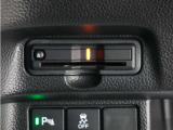 パーキングセンサーシステム搭載。センサーが周辺の障害物を検知。音やディスプレー表示等で障害物との距離をお知らせし、ドライバーに注意を促します。バックでの駐車時や狭い駐車場での出庫時などに役立ちます。