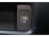 運転席側にタイプAのナビ入力用USBポートがございます。