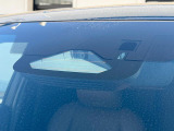 【プリクラッシュセーフティ】前方の車両等を検知し、衝突しそうな時は警報で注意を促し、ブレーキを踏む力をサポート。ブレーキを踏めなかった場合は衝突被害軽減ブレーキが作動、衝突回避をサポートします。