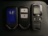 スマートキーを装備しています。鍵を差し込むことなくドアロックの開け閉めと、スタートボタン操作でのエンジンスタートができます。加えて、純正リモコンエンジンスターター用の操作キーもついています。