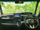 前方から左右まで見渡しやすい運転席まわりで、毎日の運転時にも周囲を確認しやすい視界が広がります。運転席と助手席が並び、同乗者との会話も楽しめる空間です。