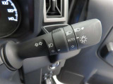 スイッチをオートに設定しておけば、車外の明るさに応じて自動的にヘッドランプを点灯・消灯します。夕暮れ時やトンネルの続く山道などを走行する時に便利なコンライトを装備しています。
