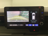 バックギアに入れますとご覧のような画像に自動的に切り替わります。車庫入れ時に役立ちます。