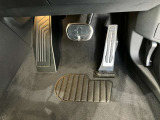 【ペダル】BMWはオルガン式アクセルペダルを採用しています。踏み込む足とペダルが同じ軌跡を描くため、かかとがずれにくく、アクセルコントロールがよりしやすくなるメリットがあります。