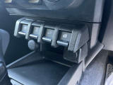センタースイッチ。 左右に運転席、助手席のパワーウインドースイッチ、センターにESP/OFFスイッチとヒルディセントコントロールスイッチを配置。 手袋をしたままでも操作しやすいよう、大型のスイッチを採用。