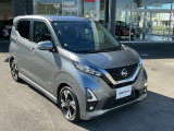 チタニウムグレーになります。