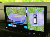 後方映像と車両周囲の表示を画面上で確認でき、駐車時に周辺の様子を把握する助けになります。表示を見ながら慎重に操作できる、日々の駐車に便利な装備です。