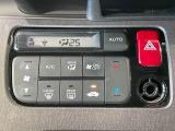 【オートエアコン】一度お好みの温度に設定すれば、車内の温度を検知し風量や温度を自動で調整。暑い&hellip;寒い&hellip;と何度もスイッチ操作をする必要はありません。快適な車内空間には必須の機能ですね♪