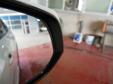 隣車線を走る車両をレーダーで検知し、ドアミラーでは確認しにくい後側方エリアに存在する車両に加え、急接近してくる車両も検知します。車両を検知するとドアミラーに搭載されたLEDインジケーターが点灯します。
