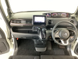 【前方視界】開放的な前方視界!運転がしやすく疲れにくいです♪窓が大きく、見通しがとっても良いおクルマですよ♪