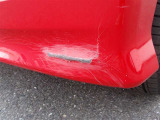 フロントバンパーにご覧のようなキズがございますので、現車でのご確認を宜しくお願いいたします。