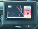 停車中にテレビ番組を視聴でき、休憩時間や待ち時間を車内で過ごす際に便利です。画面には番組映像が表示され、気分転換にも活用いただける装備です。