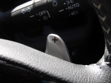 ステアリングの「+」と「-」のパドル(レバー)を指先で操作することで、マニュアル車感覚のシフトチェンジが楽しめます。