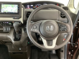 【ハンドル】運転にかかわる様々な操作を安全に行えるように視点移動が少なく操作性に配慮されたスイッチ類が凝縮されたコックピットです。