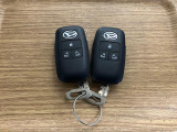 【スマートキー】 スマートキーを携帯していれば、ドアハンドルのボタンを押してロックの解除ができ、パワースライドドアもワンタッチで開閉できます。