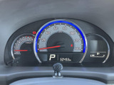 周囲の様子を画面で確認でき、駐車時など車両後方を把握したい場面で役立ちます。映像を見ながら周囲を確認でき、日常の取り回しをサポートする便利な装備です。