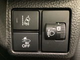 ハンドルの右側にはヘットライトリベライザーとHondaセンシング用のメインスイッチがついています。ヘッドライトリベライザーは道路状況や積荷の加重に応じてライトの高さを調節できます。