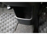 運転席と助手席の間にセンターロアボックスがあります!