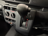 インパネシフトだから視線の移動も少なく足元もスッキリ♪運転席もゆったりしているのでゆとりを持ってドライブできますね!