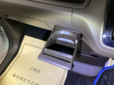 運転席からも助手席からも自由に使えるドリンクホルダーもついております。足元部分にはちょっとした小物を入れるのに便利な収納BOXもあります。