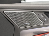 車内に、日常とは異なる時間の流れをもたらします。