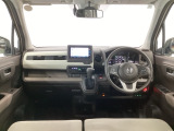 【前方視界】開放的な前方視界!運転がしやすく疲れにくいです♪窓が大きく、見通しがとっても良いおクルマですよ♪