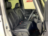 乗降がしやすい運転席。高さが調節できて小柄な方でも運転しやすいポジションをとることができます。