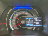 速度計と中央のディスプレイが見やすく配置され、必要な情報を運転席から確認しやすいメーター廻りです。表示内容をひと目で把握しやすく、日々の運転時にも役立つ実用的な装備です。
