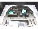 もしもの時のパンク修理キット。空気バルブに薬剤を入れて電動コンプレッサで空気を送り込むだけなので危険な作業や体力が少なくてすみます。ですがあくまで応急処置の為本修理が必要です。