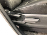 運転席シート座面は上下アジャスター付きです。お好みの位置に調整可能です。