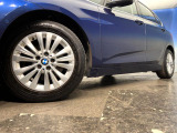 ●純正16インチアルミホイール:輸入車ならではの卓越した走りを支えるホイールと足回りです!日本車の走りに慣れている方にもぜひ体感して頂きたいほど、高いレベルでまとまっています!
