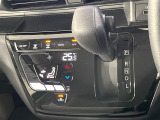 【オートエアコン】一度お好みの温度に設定すれば、車内の温度を検知し風量や温度を自動で調整。暑い&hellip;寒い&hellip;と何度もスイッチ操作をする必要はありません。快適な車内空間には必須の機能ですね♪