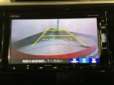 リバースギアに入れるだけで後方の表示へ切り替わります。夜間や雨の日の駐車も楽になりますよ。