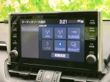 AM・FMに加え、交通情報やUSB、Bluetoothなどの音源選択肢が表示されています。利用したいソースを画面で確認しやすく、移動中の音楽や情報収集に便利です。