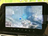 画面いっぱいに映像が表示され、時刻もあわせて確認できる見やすいモニターです。移動中の休憩時などに車内で映像を楽しめるほか、画面下のタッチ操作部も視認しやすく配置されています。