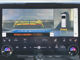 後方映像に加えて車両周辺の表示も確認でき、駐車時の後方確認をサポートします。画面の案内を目安にしながら、周囲を直接確認して安全に車庫入れを行えます。