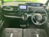 前席からはフロントガラス越しの視界が広く、運転席と助手席の間も移動しやすい配置です。シートにはゆとりがあり、落ち着いて過ごせる空間にまとまっています。
