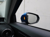 アウディサイドアシスト『後方の死角を並走する車両を検知しドアミラーの内側のLEDが点灯。ドライバーに注意を促し事故を未然に防ぐシステムです。』